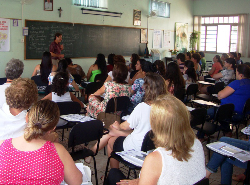 Paróquia de Sarandi promove encontro de formação de catequistas