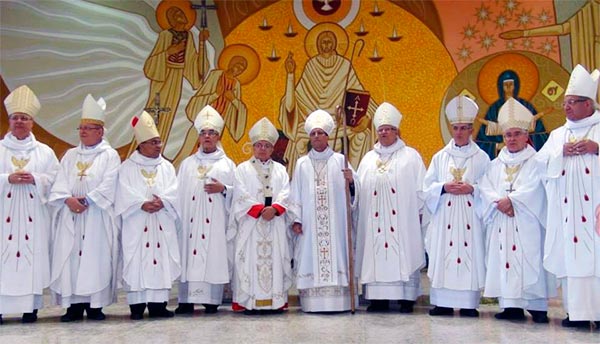 Dom Altieri particia da cerimônia de posse do novo bispo Caraguatatuba