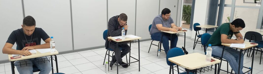 Prova de Admissão aborda as temáticas da guerra e da economia